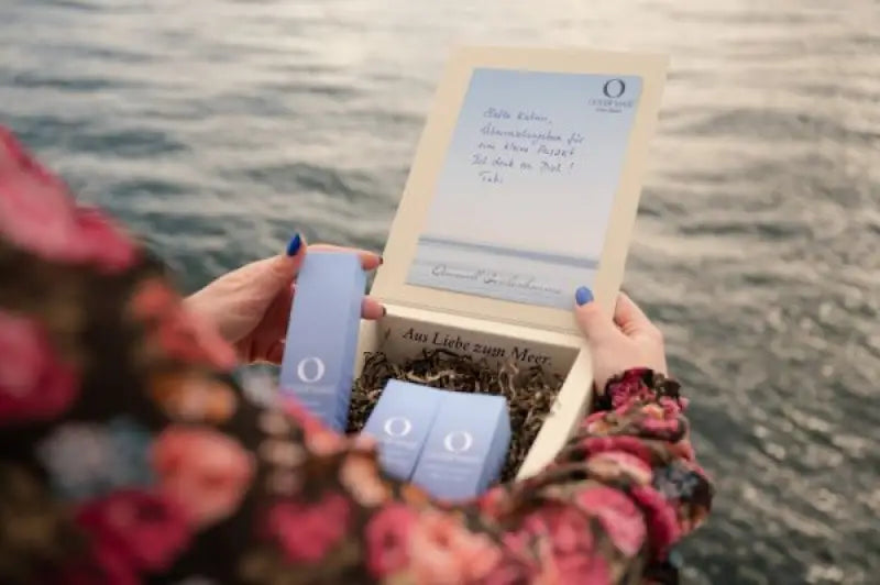 GESCHENKBOX aus Graspapier + Seegras-Füllung | Verkaufsförderung.